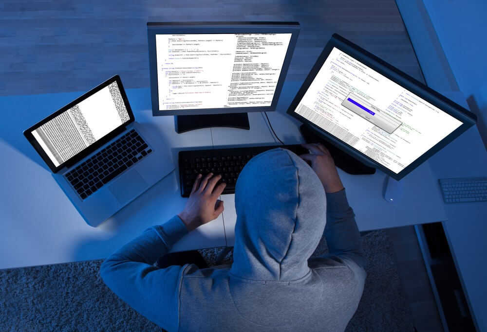 Hacker explorando pontos de vulnerabilidade digital