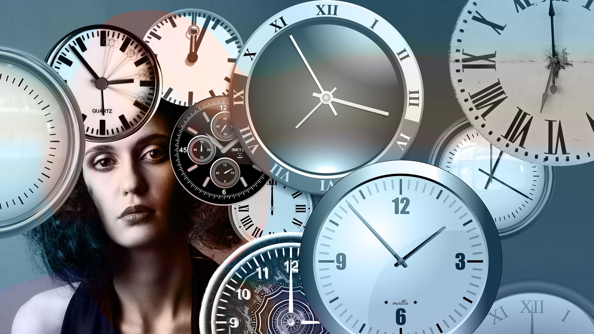 Mulher emergindo de relógios de diferentes tipos